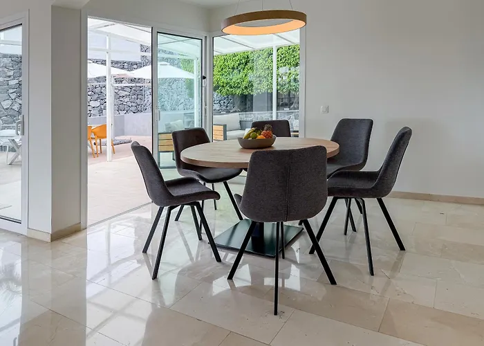 Exklusive Mit Beheiztem Pool In *