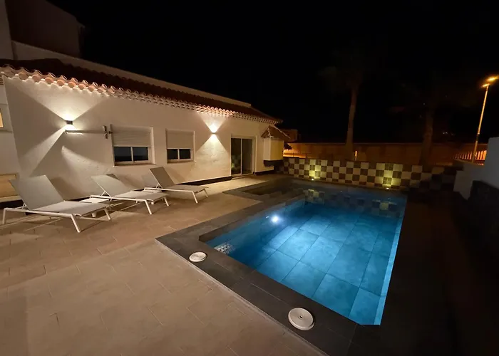 Villa Exklusive Mit Beheiztem Pool In *